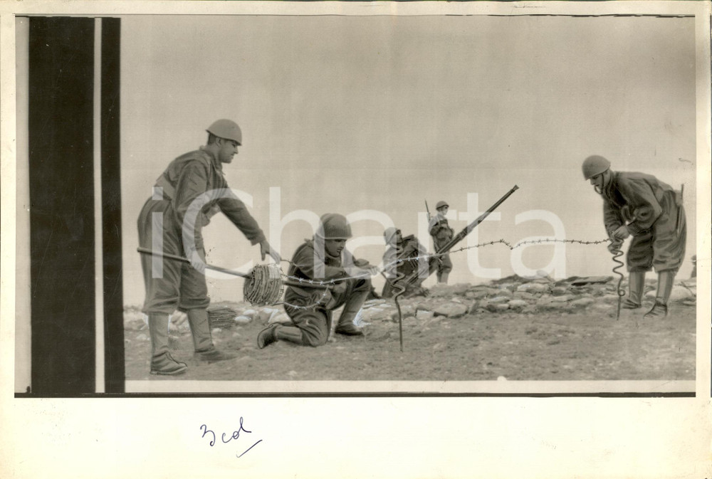 Fotografia d epoca originale 1943 TUNISIA WW2 Soldati italiani piantano reticolati Telefoto  FOTOMONTAGGIO 1