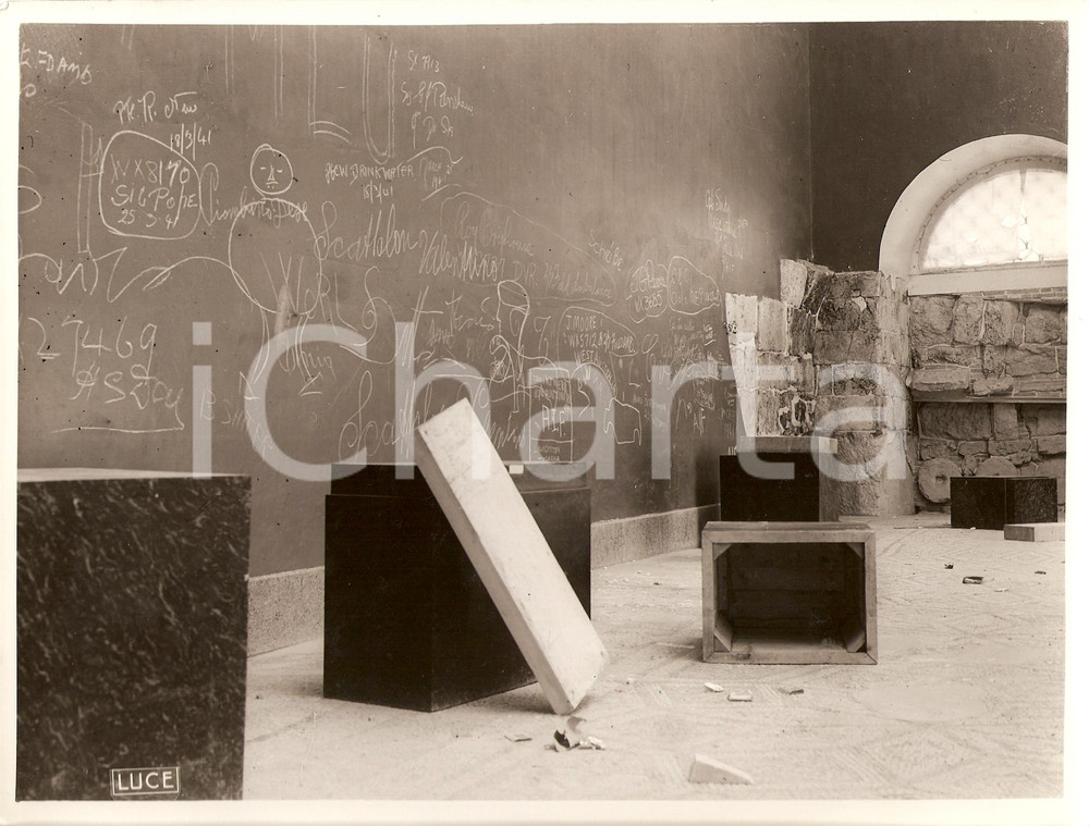 Fotografia d epoca originale 1941 TRIPOLI WW2 Vandalismi truppe inglesi al Museo 1