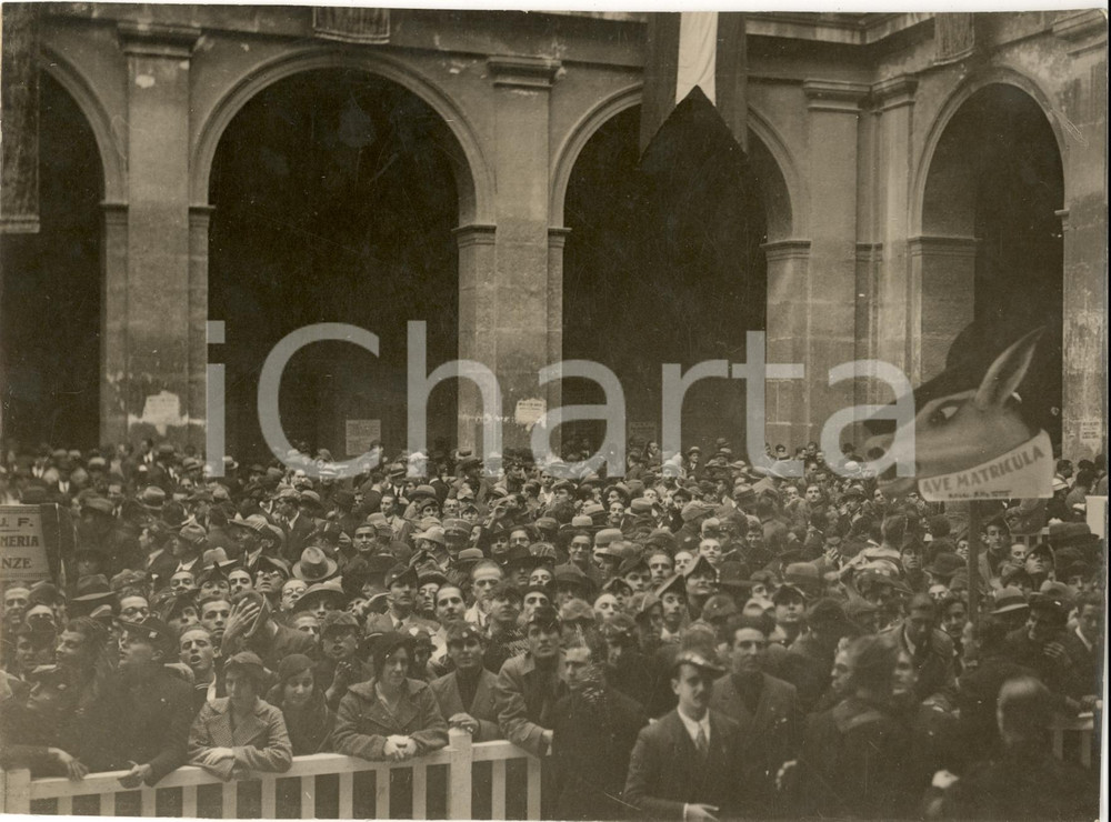 Fotografia d epoca originale 1930 ca NAPOLI Adunata per festa delle matricole universitarie AVE MATRICULA 1