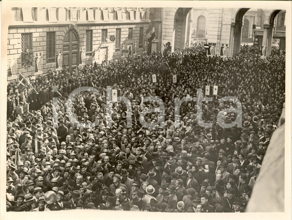 Fotografia d epoca originale 1935 MILANO Folla dei Dopolavoristi in Piazza BELGIOIOSO Fotografia 1