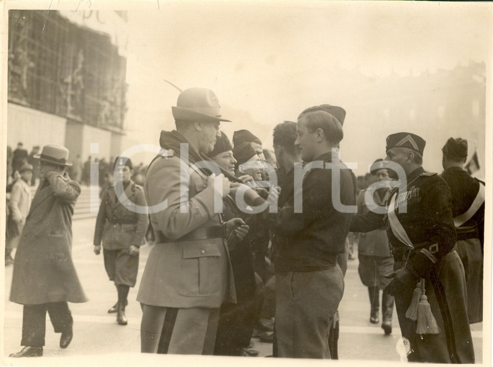 Fotografia d epoca originale 1935 MILANO Giovani Fascisti consegnano fazzoletti a volontari AFRICA AOI Foto 1