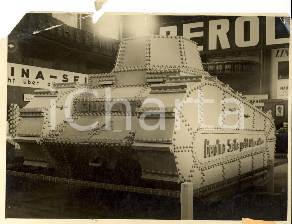 Fotografia d epoca originale 1933 BERLINO Il carro armato di sapone alla SOAP EXHIBITION Neue Welt Fotografia 1