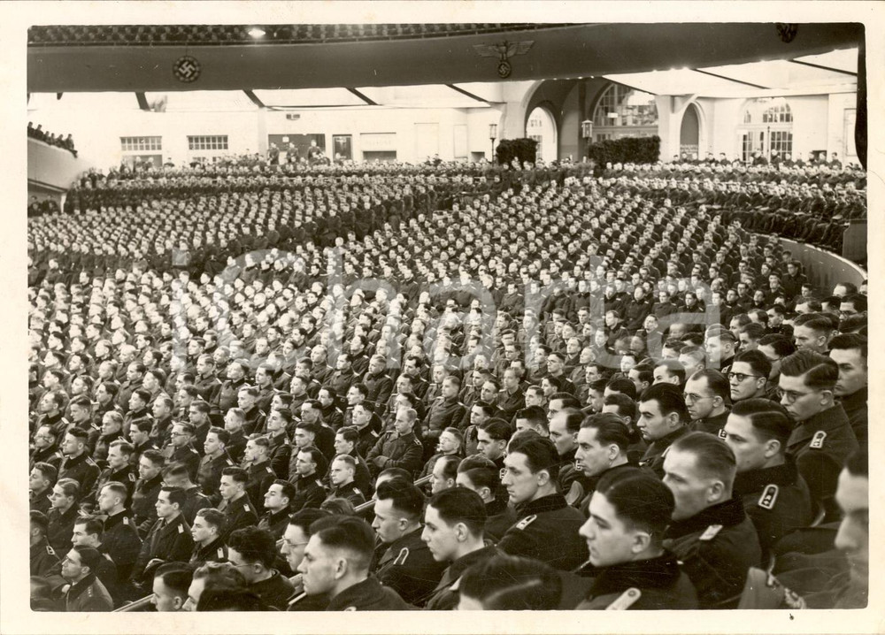 Fotografia d epoca originale 1942 BERLINO Ufficiali ascoltano discorso di HITLER al Palazzo dello Sport 1