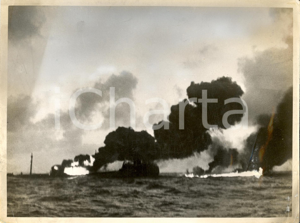 Fotografia d epoca originale 1941 WW2 Navi nemiche a fuoco nell ATLANTICO Vera Fotografia 1