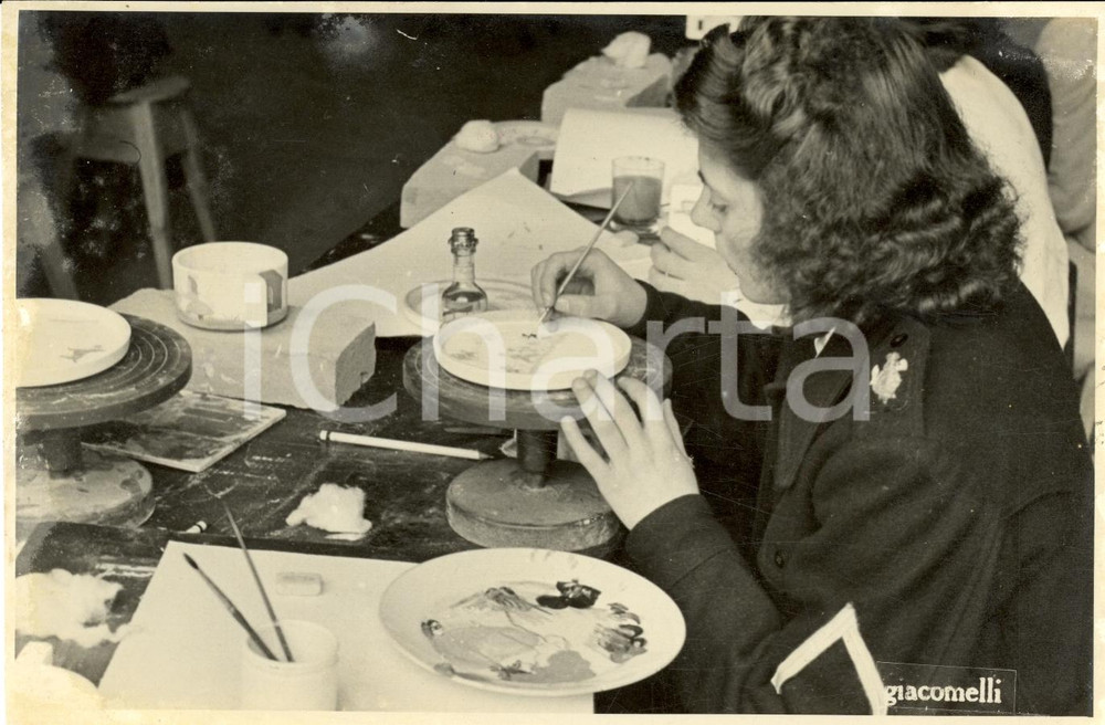 Fotografia d epoca originale 1930 ca VENEZIA Concorso delle ceramiste  Donna al lavoro Foto GIACOMELLI 1