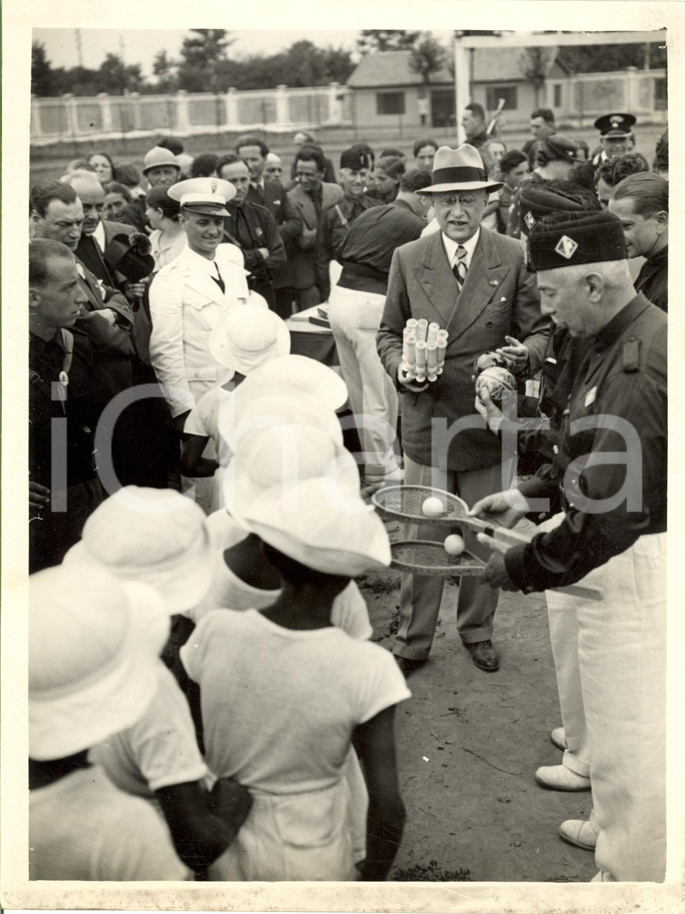 Fotografia d epoca originale 1936 RHO MI Riccardo MOTTA distribuisce doni ai bimbi 1