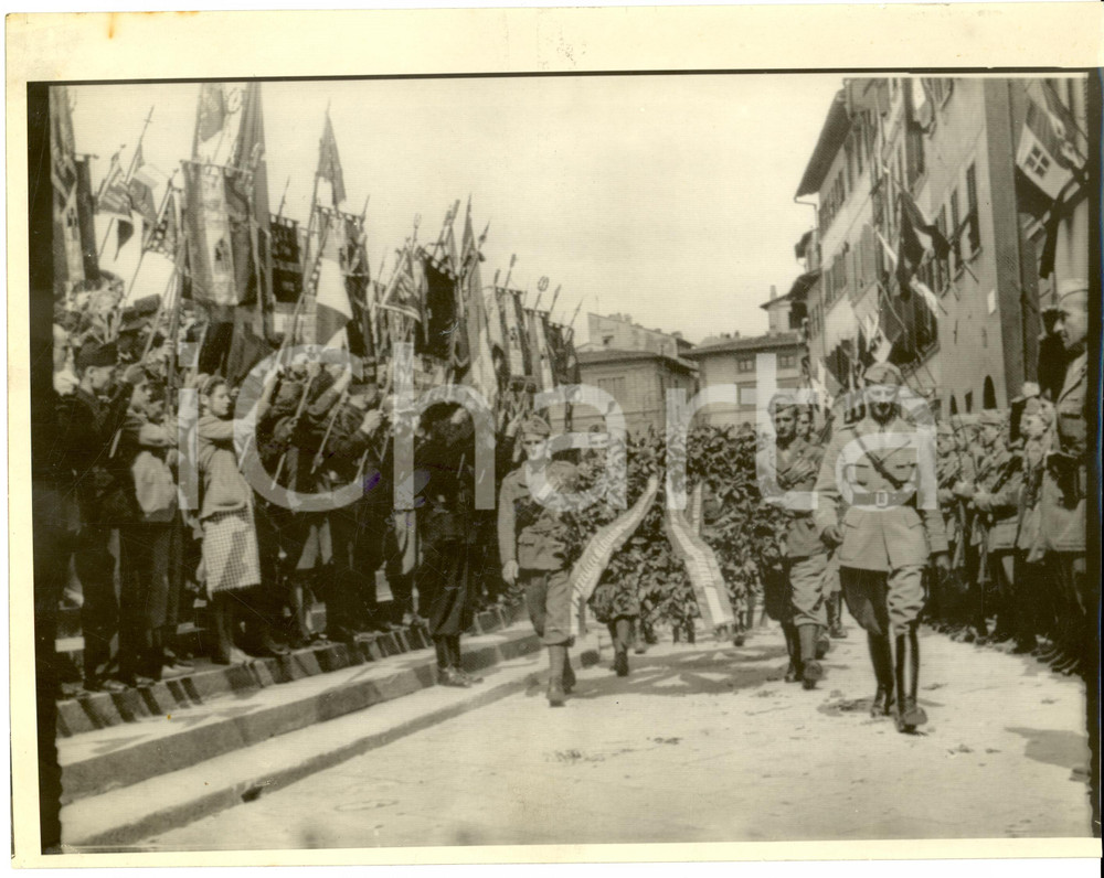 Fotografia d epoca originale 1943 FIRENZE Omaggio reduci dal fronte russo SACRARIO CADUTI Telefoto 1