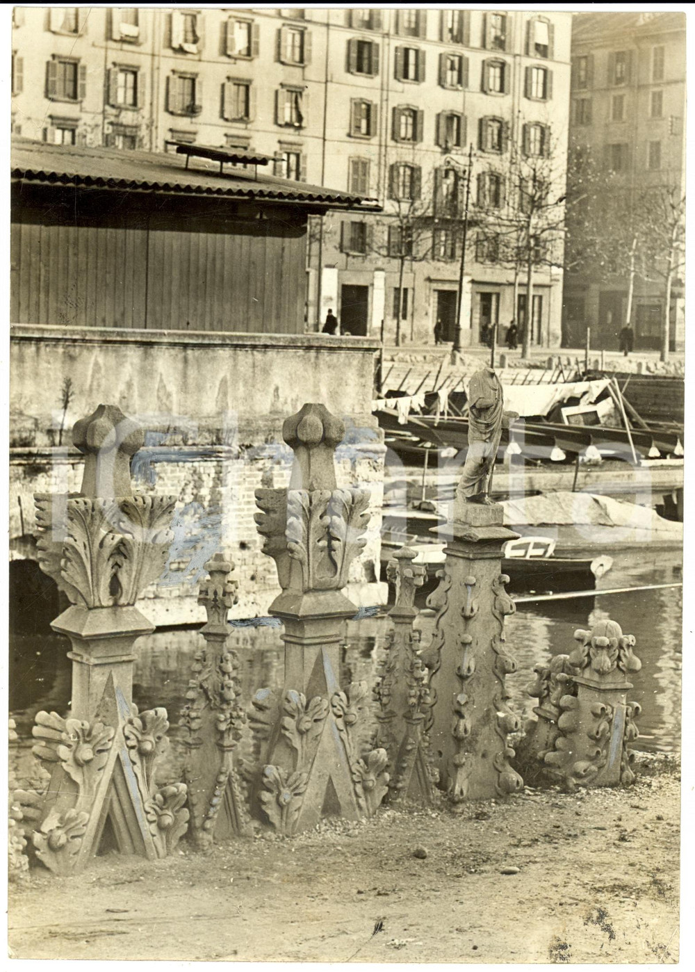 Fotografia d epoca originale 1940 MILANO Guglie sulla via del Naviglio con Fabbrica del Duomo Fotografia 1