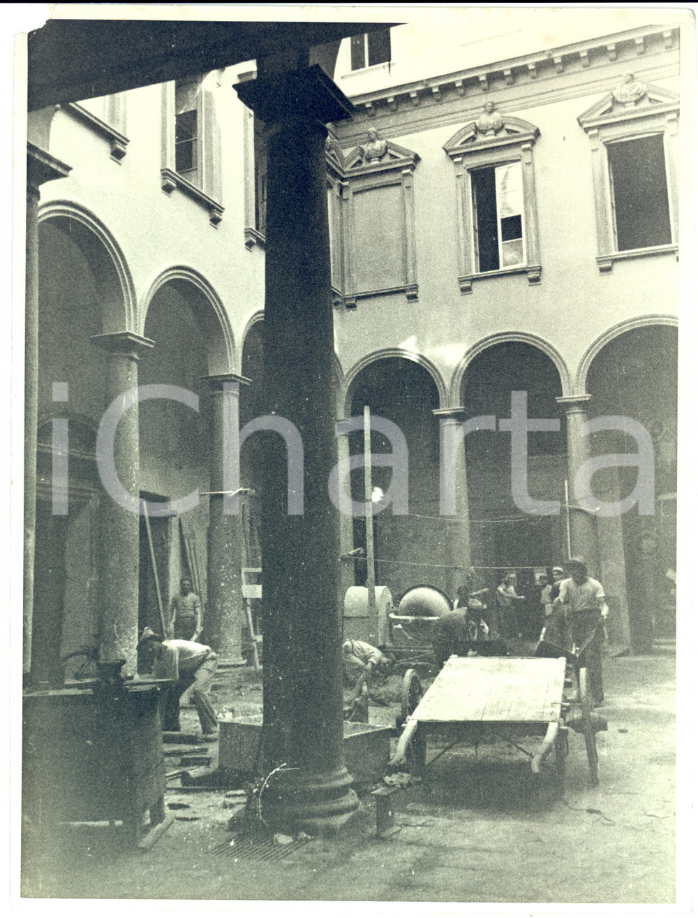 Fotografia d epoca originale 1938 MILANO Lavori nel cortile di una dimora storica Foto bassa qualitÃ  18x24 1