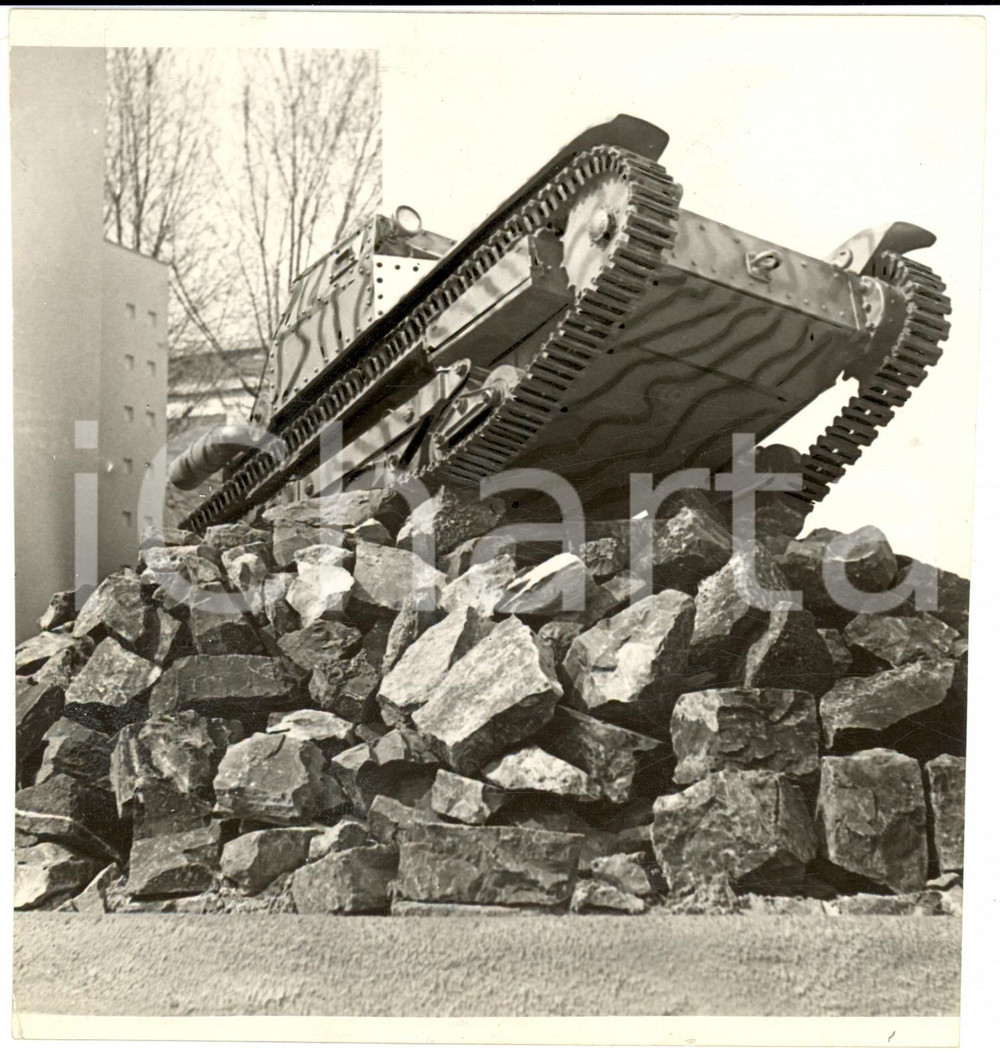 Fotografia d epoca originale 1939 MILANO Nuovo carro armato schiacciasassi alla FIERA CAMPIONARIA Foto 1