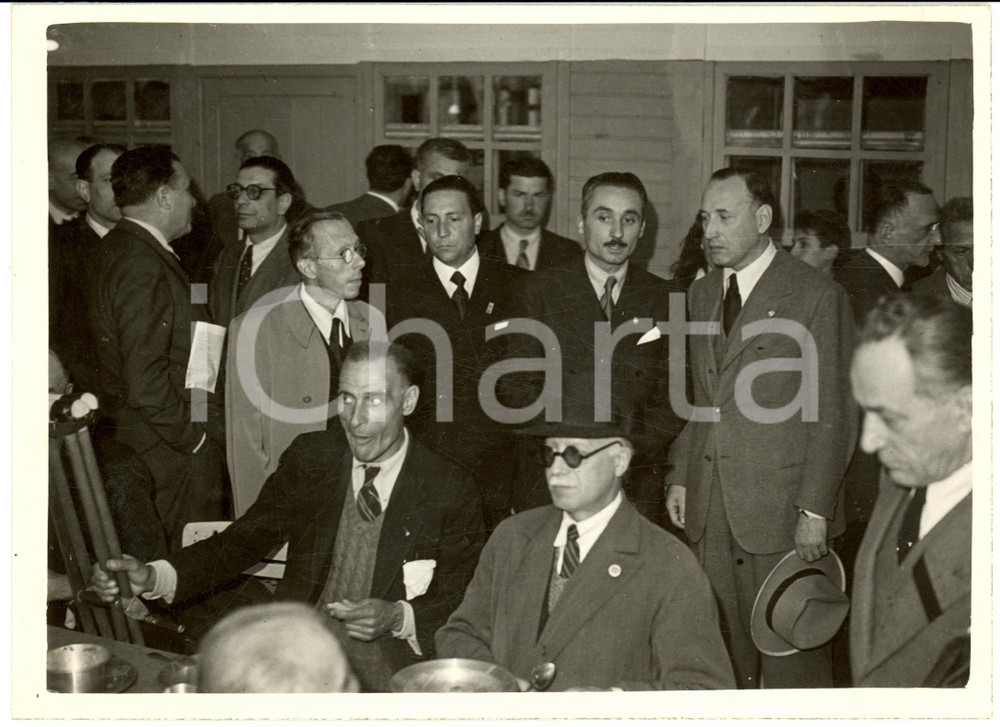 Fotografia d epoca originale 1940 ca MILANO AutoritÃ  all inaugurazione della mensa collettiva Fotografia 1