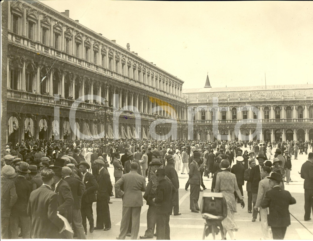 Fotografia d epoca originale 1931 VENEZIA Turisti dei treni popolari in PIAZZA SAN MARCO Foto DANNEGGIATA 1