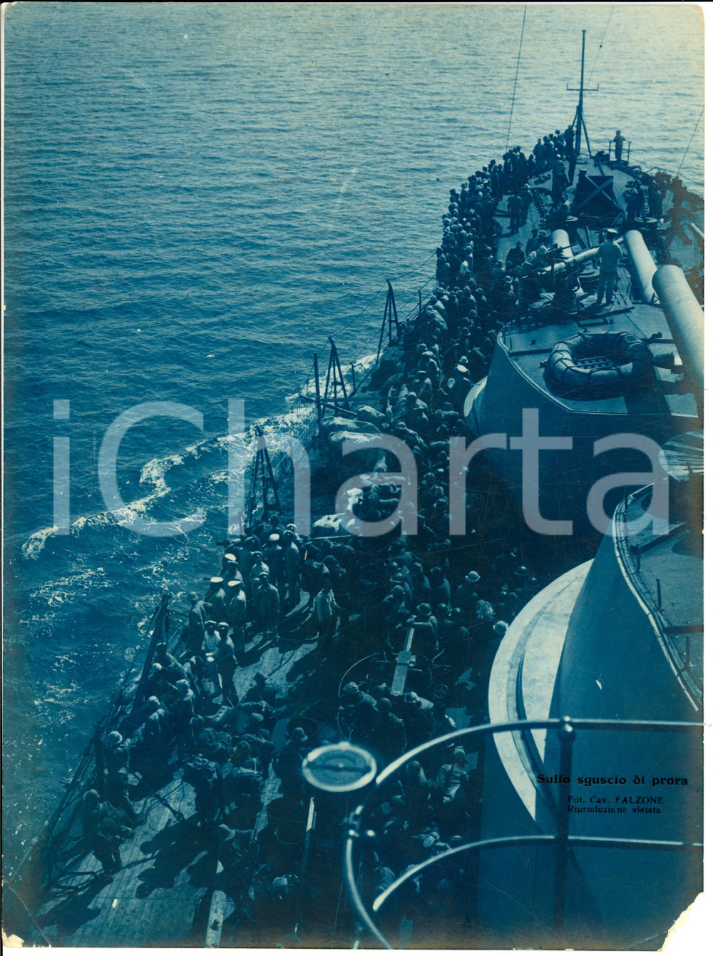 Fotografia d epoca originale 1940 ca GUERRA NAVALE WW2 Soldati radunati su sguscio di prora Fotografia 1