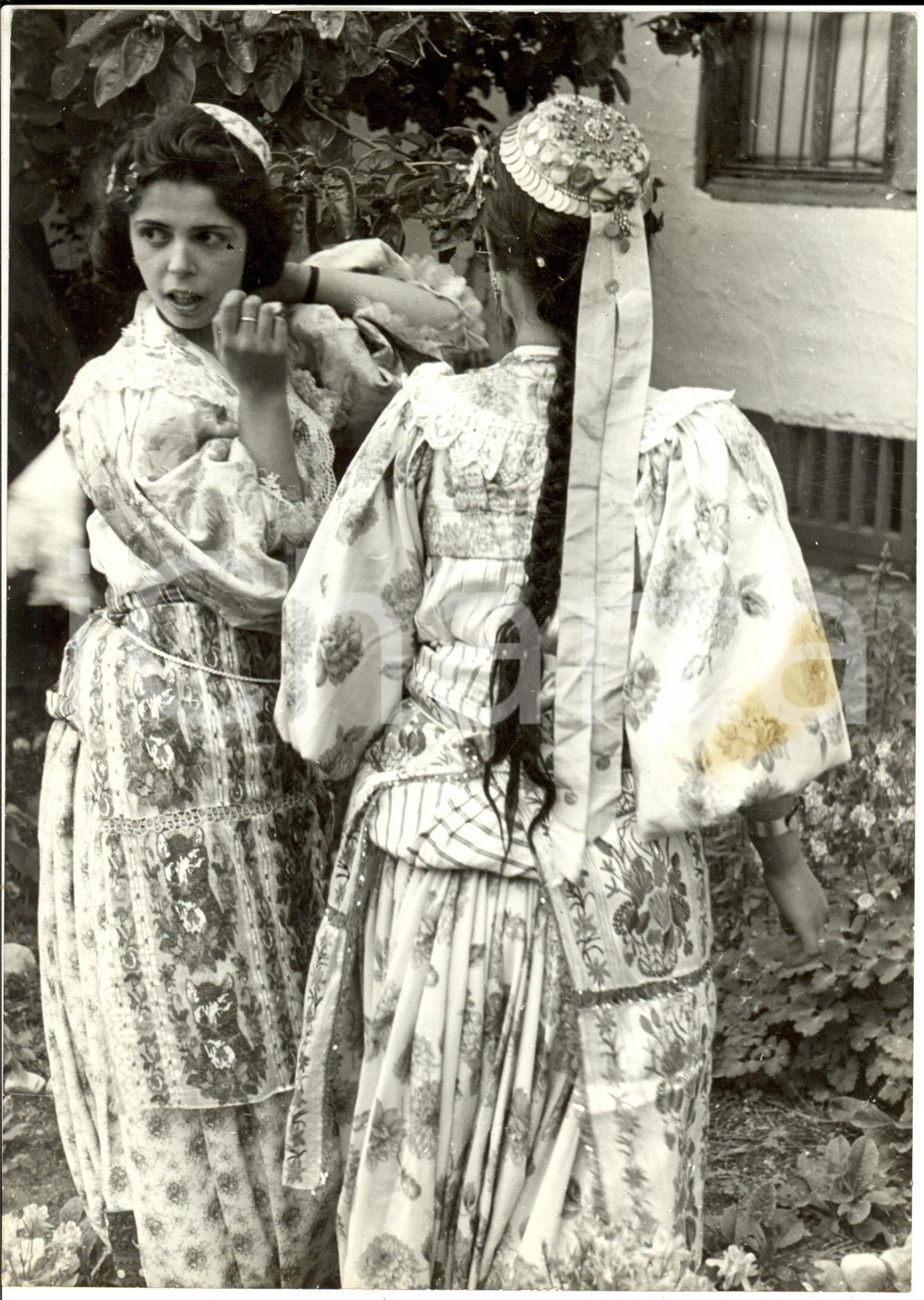 Fotografia d epoca originale 1940 ca KOSOVO Ragazze kosovare in costume tipico Fotografia 1