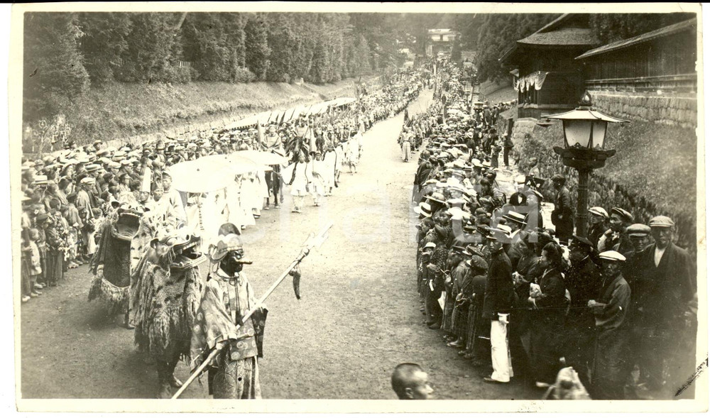 Fotografia d epoca originale 1930 circa NIKKO GIAPPONE Processione mascherata contro spiriti maligni 1