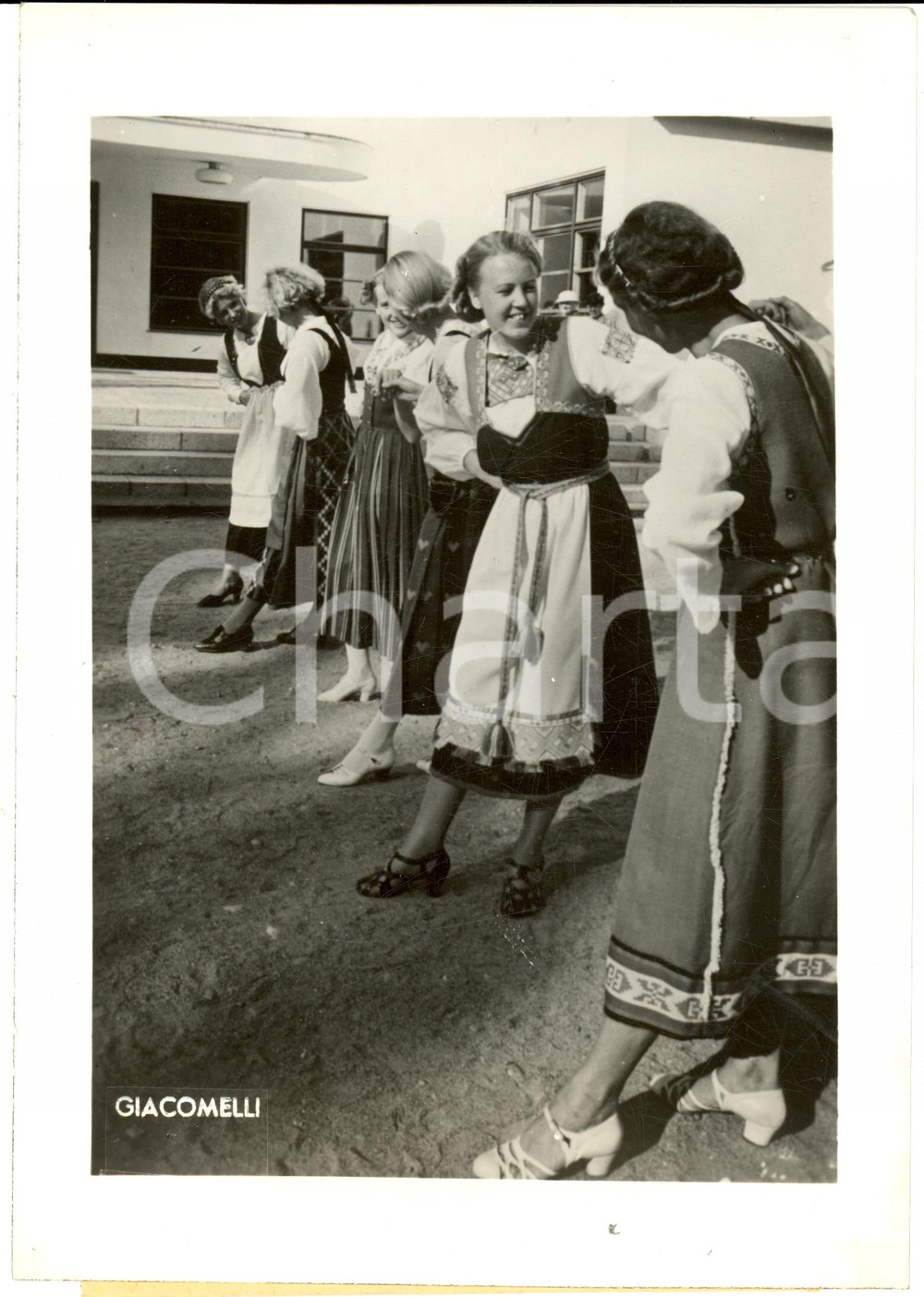 Fotografia d epoca originale 1941 FINLANDIA Ragazze finlandesi costume tradizionale Fotografia 1