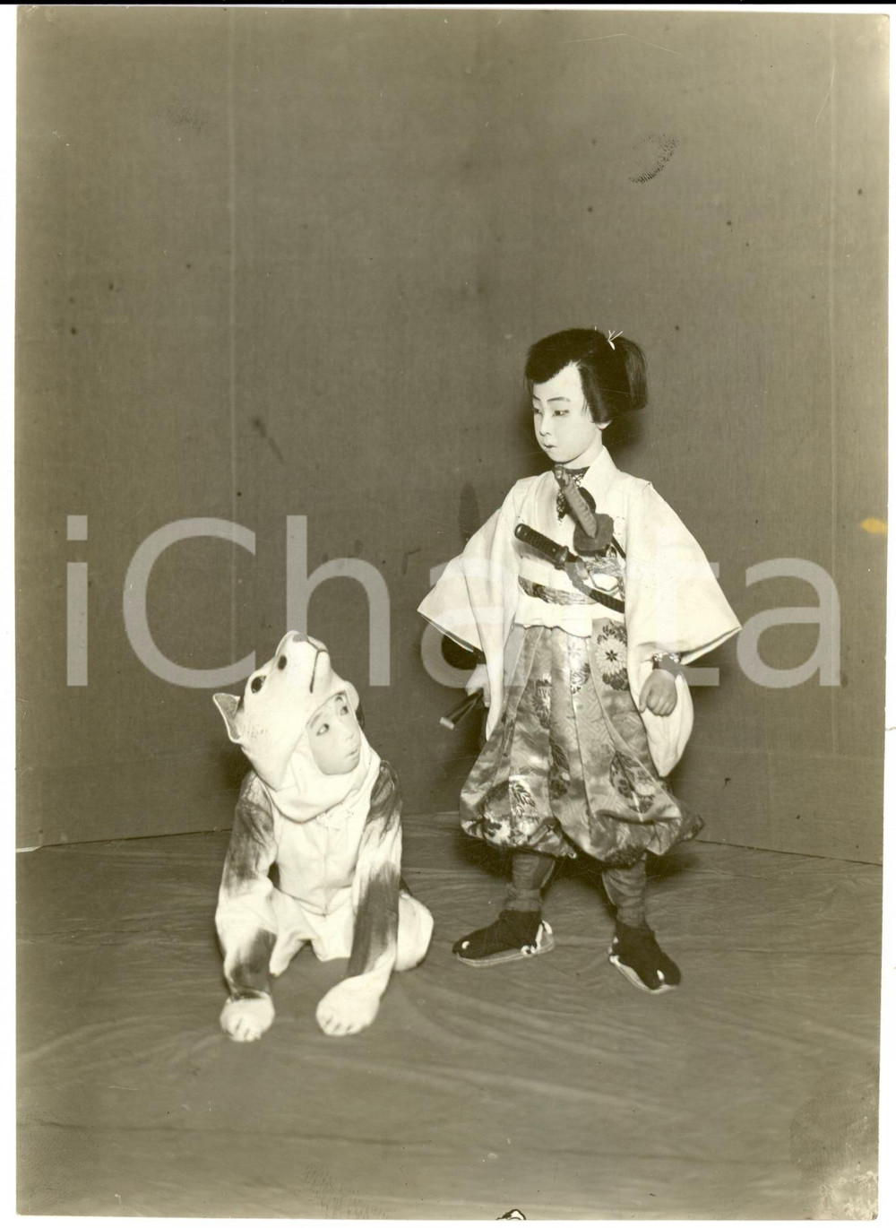 Fotografia d epoca originale 1935 ca TOKYO GIAPPONE I piccoli HIROTARO e SAKIMARU al teatro KABUKIZA Foto 1