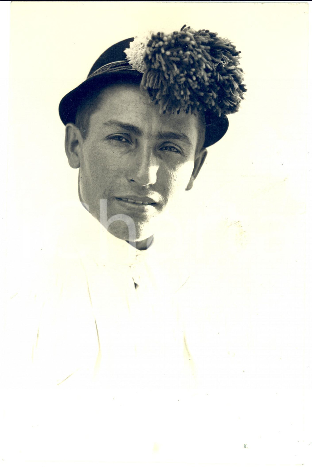 Fotografia d epoca originale 1930 ca DRAGUS ROMANIA Giovane rumeno con copricapo tipico 1