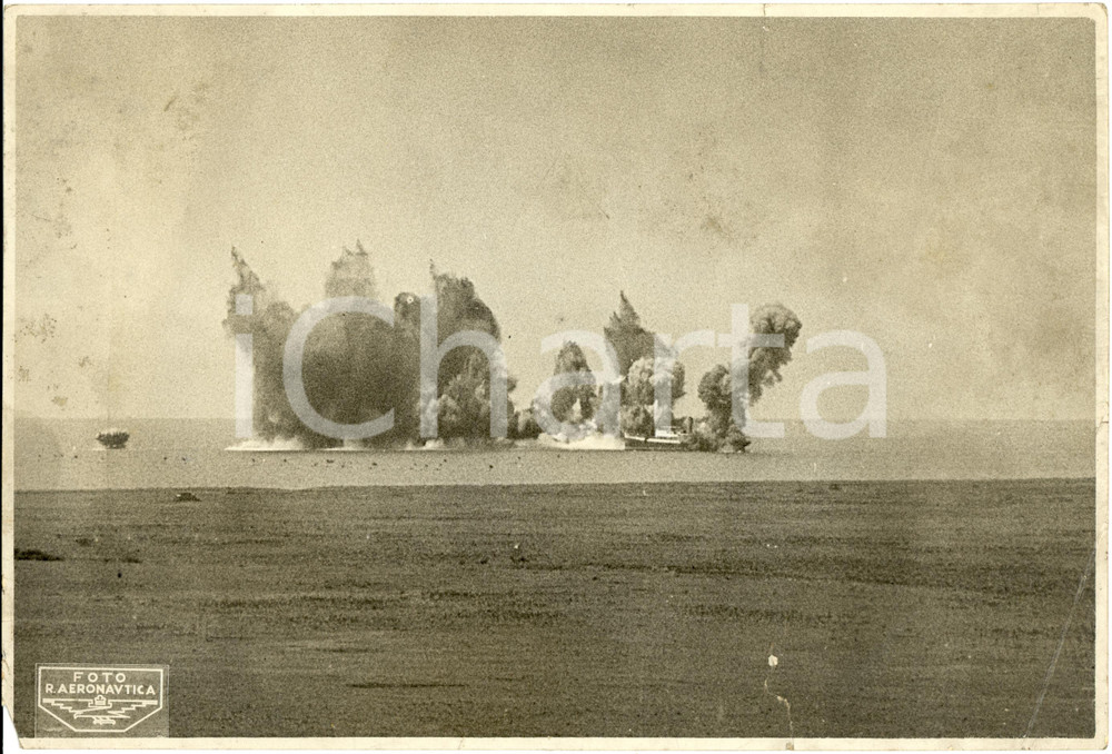 Fotografia d epoca originale 1940 ca WW2 GUERRA NAVALE Navi bombardate da aeronautica ASSE Foto DANNEGGIATA 1