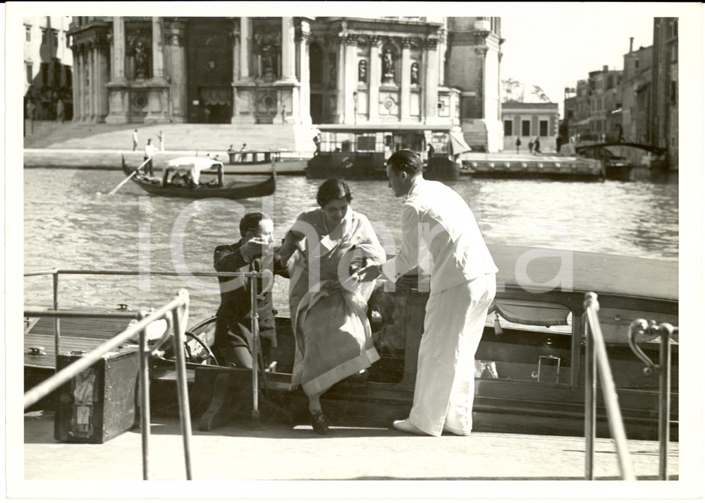 Fotografia d epoca originale 1938 VENEZIA Principessa indiana Indira DEVI di COOCH BEHAR scende al CANALAZZO 1