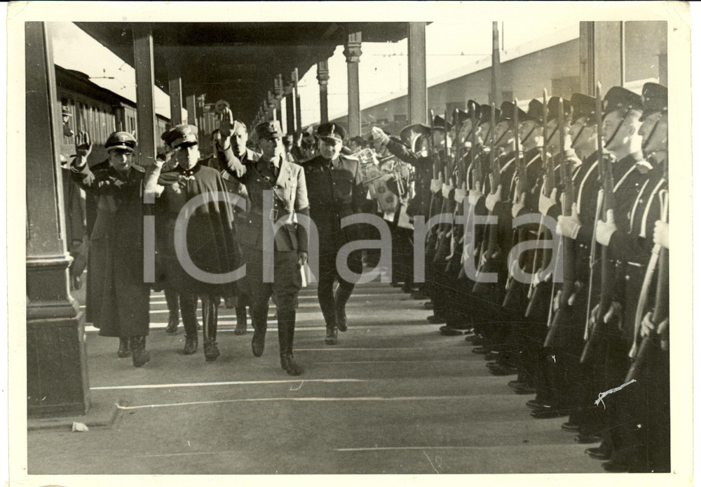Fotografia d epoca originale 1940 ROMA TERMINI Comandante della REICHSSCHULE con militanti GIL Foto 13x18 1