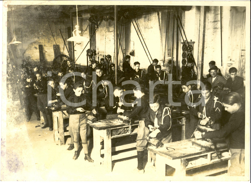 Fotografia d epoca originale 1935 ca MILANO ? Scuola professionale per AVANGUARDISTI Foto DANNEGGIATA 1