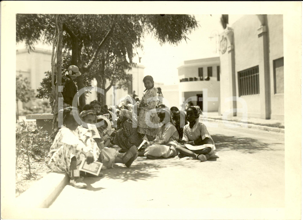 Fotografia d epoca originale 1935 ca TRIPOLI LIBIA Piccole indigene visitano FIERA Fotografia 1