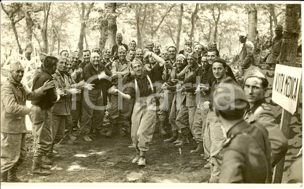 Fotografia d epoca originale 1935 AVELLINO Visita medica goliardica per soldati in partenza per AOI Foto 1