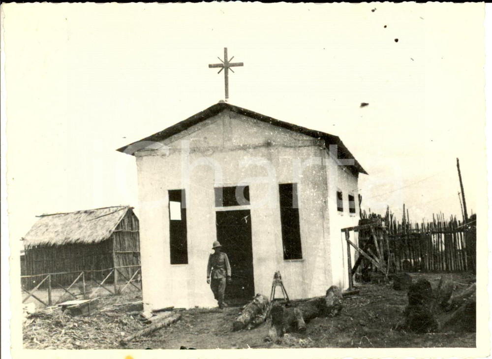 Fotografia d epoca originale 1938 NEGHELLI ETIOPIA Soldato italiano esce dalla Chiesa Fotografia 1