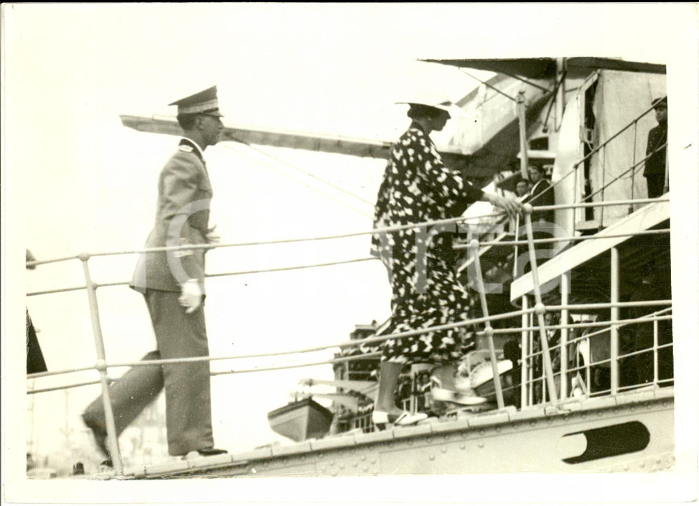 Fotografia d epoca originale 1935 NAPOLI Umberto II e Maria JosÃ¨ salgono su ALGERIE Nave francese Fotografia 1