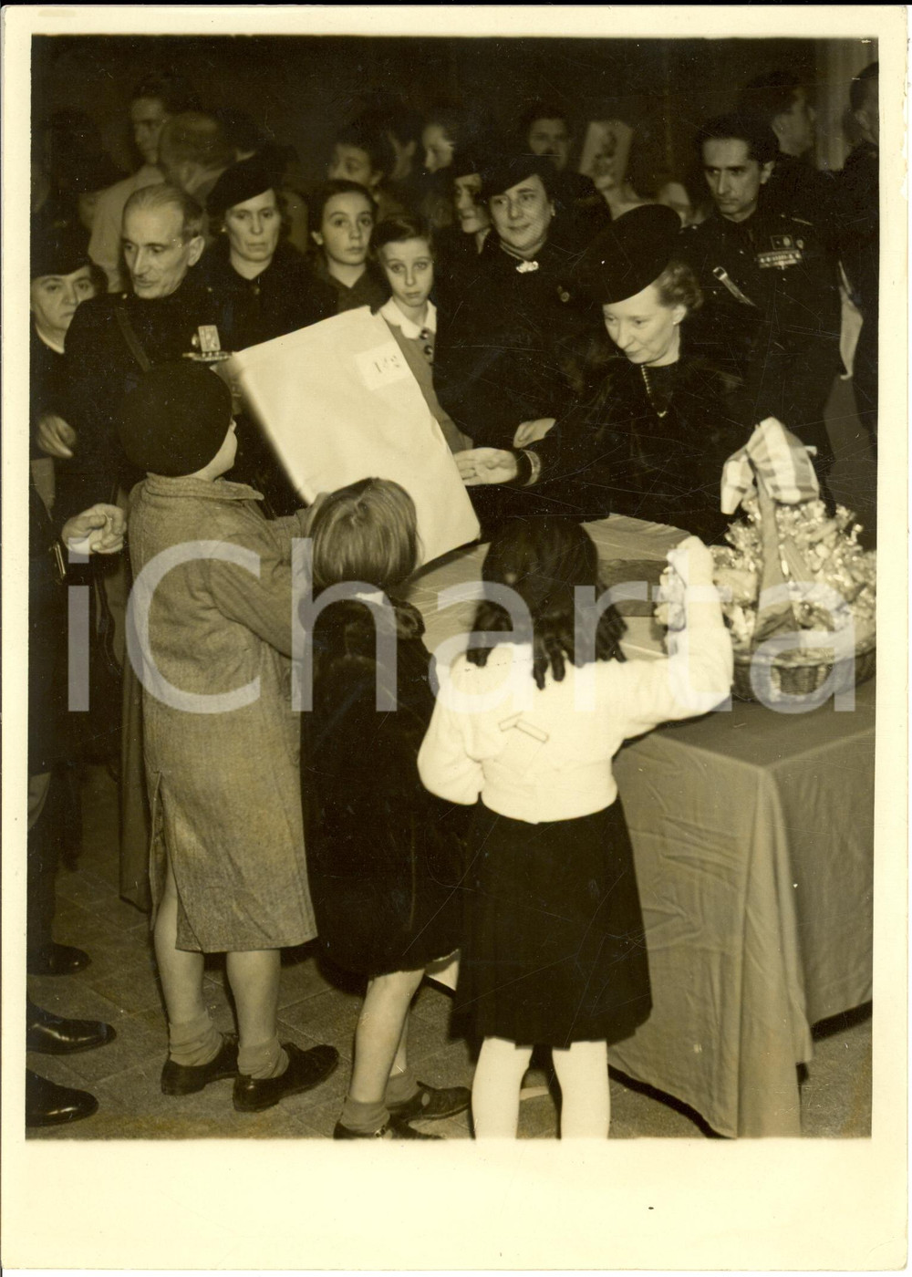 Fotografia d epoca originale 1940 ROMA Distribuzione Befana Fascista all Associazione del Fante Fotografia 1