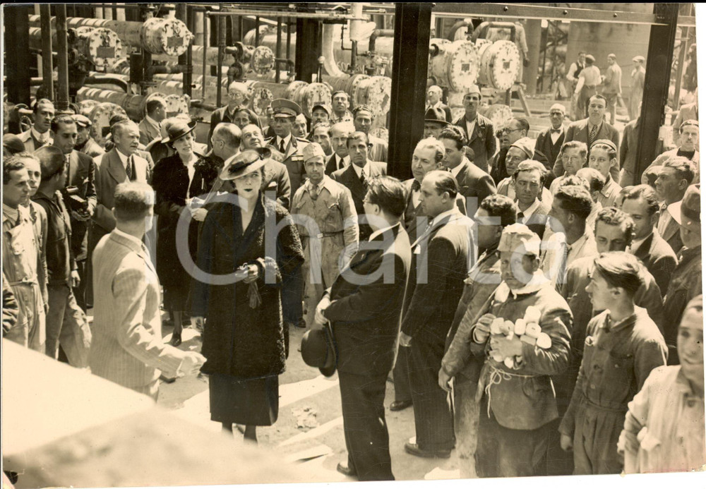Fotografia d epoca originale 1937 NAPOLI Maria JosÃ© di SAVOIA visita le raffinerie Fotografia 1