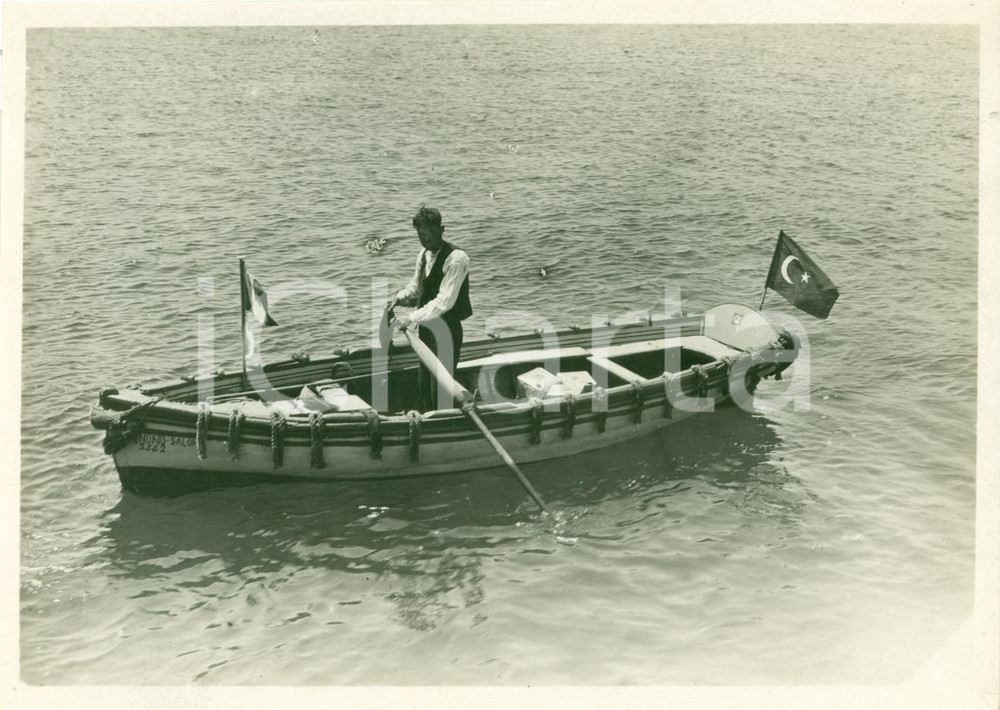 Fotografia d epoca originale 1935 ca BOSFORO battello di rifornimento benzina Bandiere italiana e turca 1