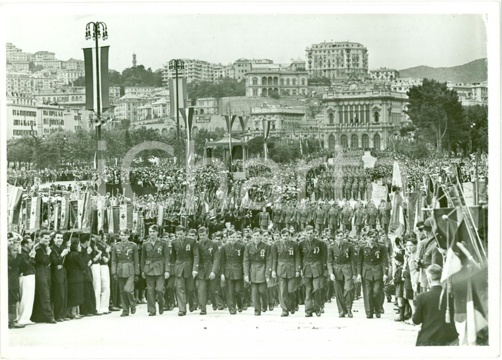 Fotografia d epoca originale 1940 ca GENOVA Gli aviatori legionari sfilano davanti al Re Fotografia 1