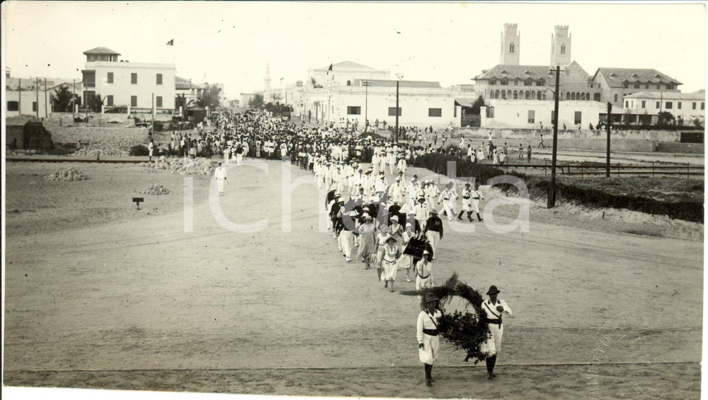 Fotografia d epoca originale 1930 AOI MOGADISCIO SOMALIA Corteo per XXIV MAGGIO verso monumento ai Caduti 1