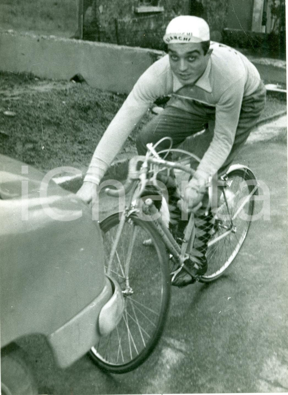 Fotografia d epoca originale 1953 GIRO D ITALIA Ciclista Loretto PETRUCCI trainato da automobile Fotografia 1