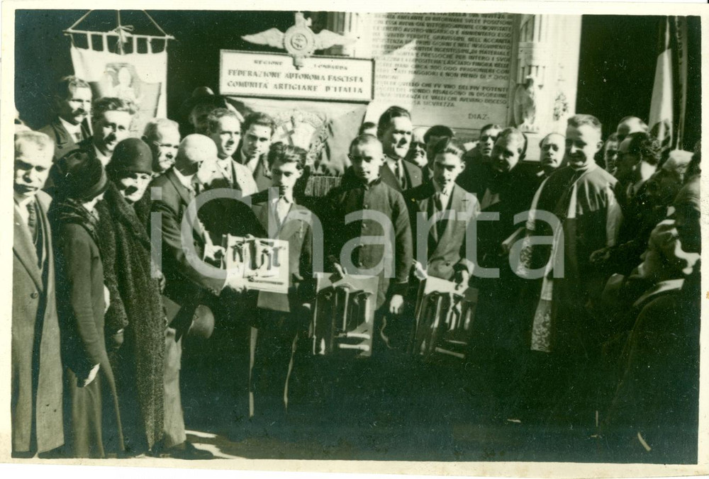 Fotografia d epoca originale 1930 MILANO Sagra SAN CRISPINO Allievi calzolai ricevono ferri del mestiere FOTO 1