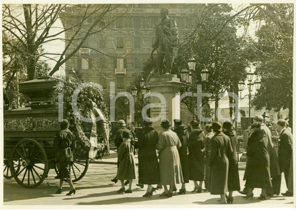 Fotografia d epoca originale 1935 GENOVA Funerali Giuseppina BIXIO di fronte a statua Nino BIXIO Foto 1
