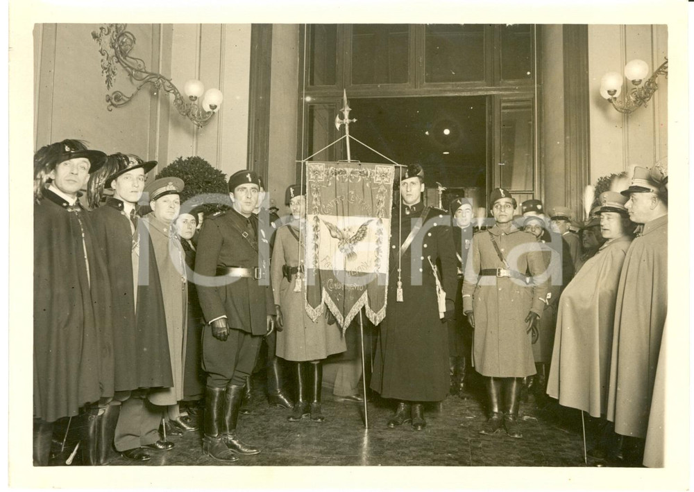 Fotografia d epoca originale 1935 TORINO Palazzo CAMPANA Bersaglieri con il labaro alla CASA LITTORIA Foto 1