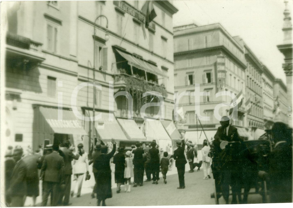Fotografia d epoca originale 1930 ca ROMA Folla saluta il DUCE all uscita da Palazzo CHIGI Fotografia 1