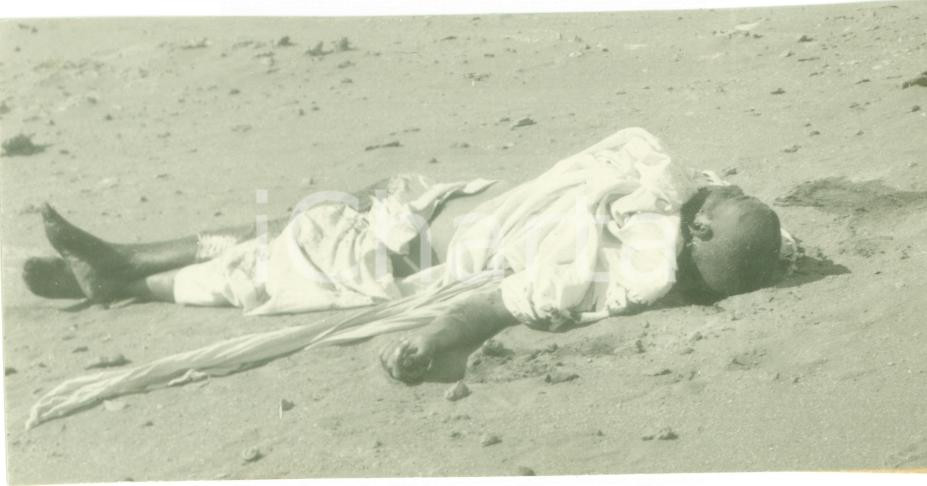 Fotografia d epoca originale 1931 CUFRA LIBIA Cadavere di indigeno caduto in scontri per occupazione OASI 1