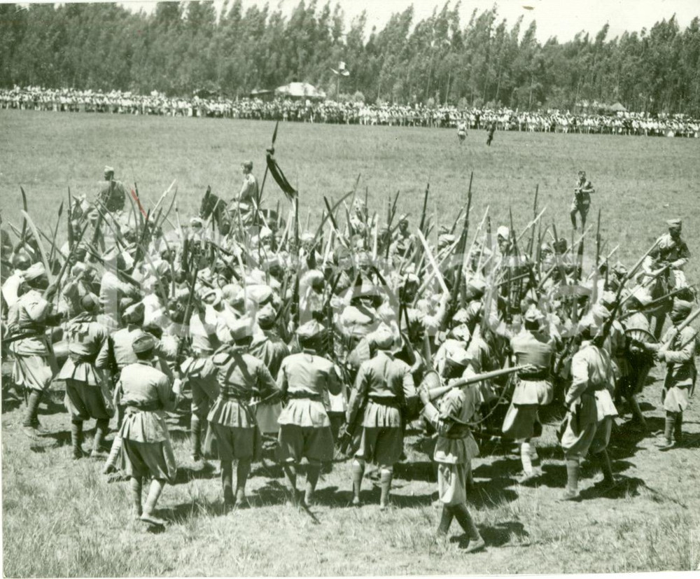 Fotografia d epoca originale 1936 ADDIS ABEBA ETIOPIA Guerrieri ascari per anniversario operazioni A.O.I. 1