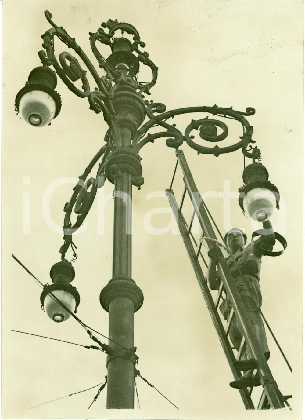 Fotografia d epoca originale 1939 MILANO Lampionaio al lavoro in Piazza DUOMO Fotografia 1