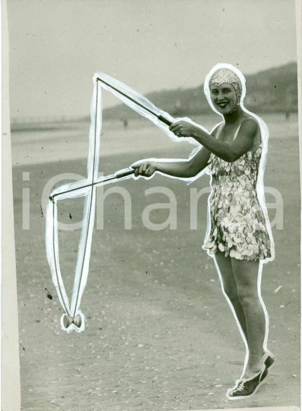 Fotografia d epoca originale 1930 ca FRANCIA Ragazza in costume gioca a DIABLO sulla spiaggia Fotografia 1