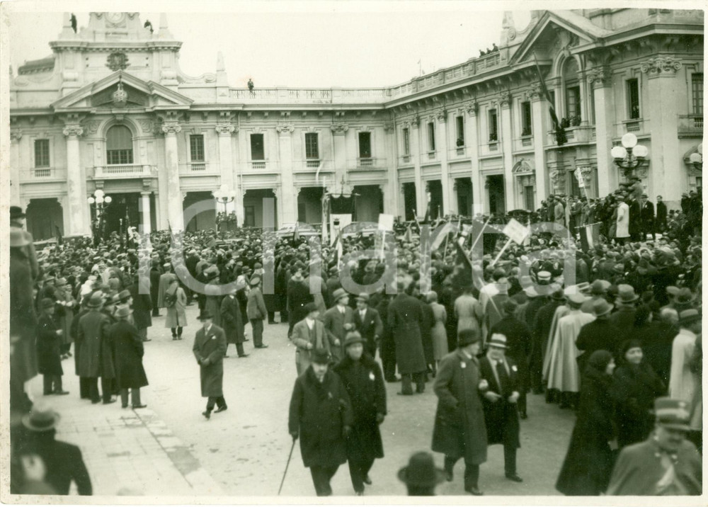 Fotografia d epoca originale 1933 GENOVA Folla e bandiere alla STAZIONE MARITTIMA per trasvolatori Fotografia 1