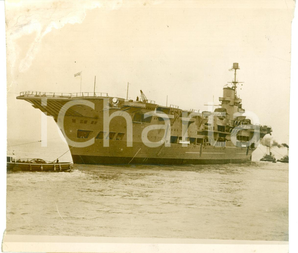 Fotografia d epoca originale 1939 LIVERPOOL UK Portaerei ARC ROYAL rimorchiata in porto Foto DANNEGGIATA 1