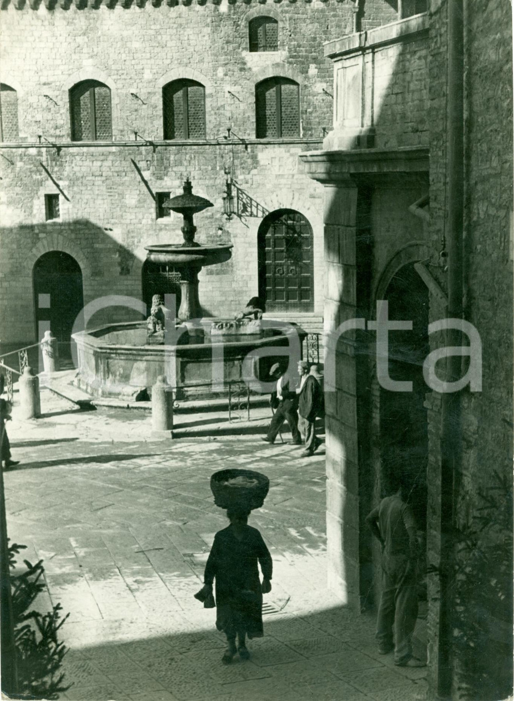 Fotografia d epoca originale 1930 ca ASSISI PG La fontana dei Tre Leoni Vera fotografia DANNEGGIATA 1