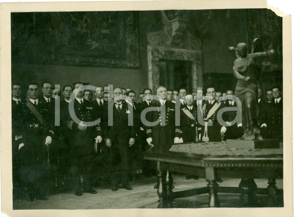Fotografia d epoca originale 1928 ROMA Benito MUSSOLINI riceve ufficiali Accademia Navale LIVORNO Foto 1