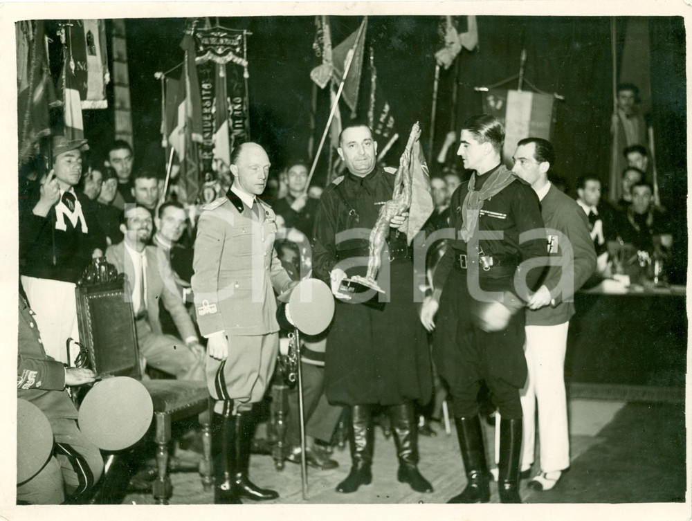 Fotografia d epoca originale 1934 MILANO Duca di BERGAMO e Rino PARENTI consegnano trofeo ANGELINI Foto 1