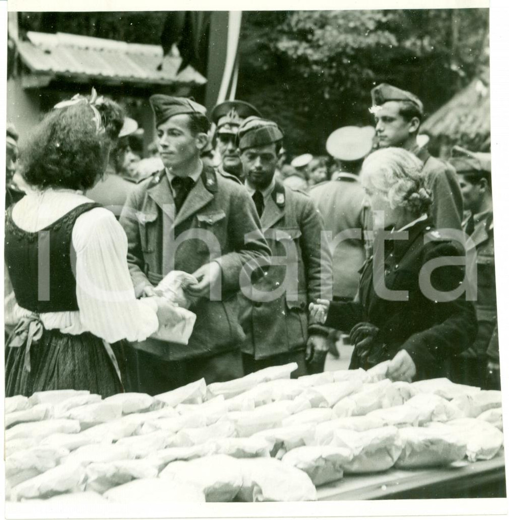 Fotografia d epoca originale 1940 MILANO Distribuzione uva a soldati per GIORNATA DELL UVA Fotografia 1